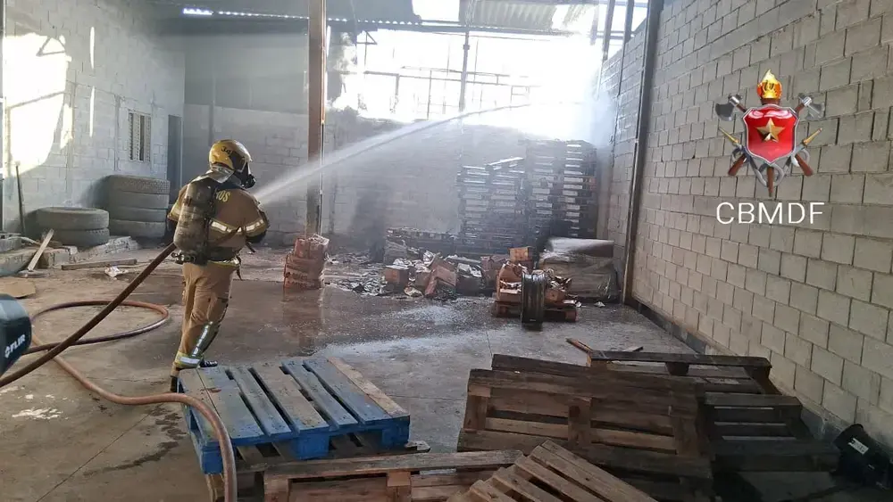 Bombeiros controlam incêndio em galpão em Ceilândia; sem feridos