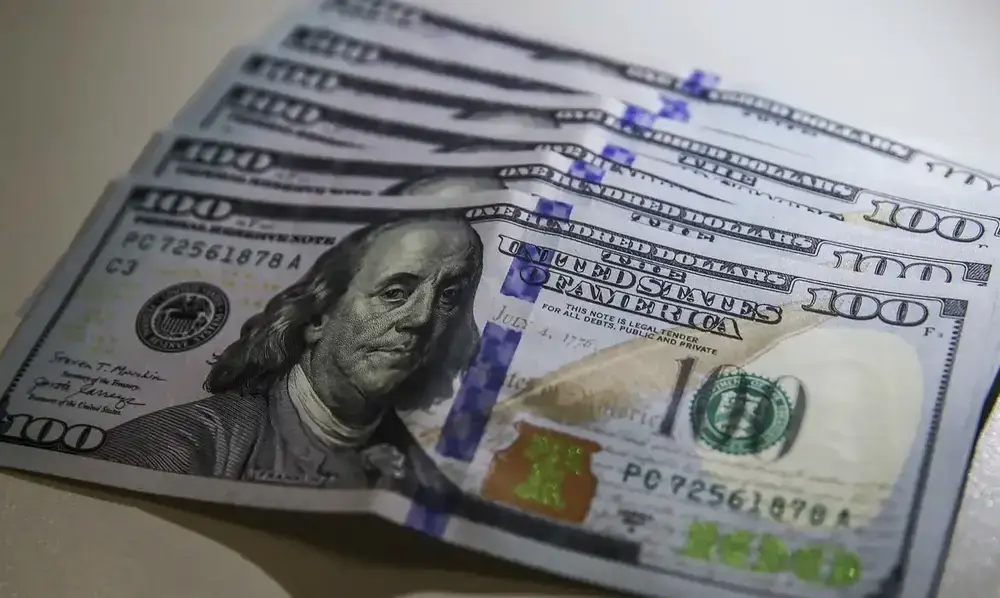 Dólar fecha a R$ 4,95, menor nível em 2 anos