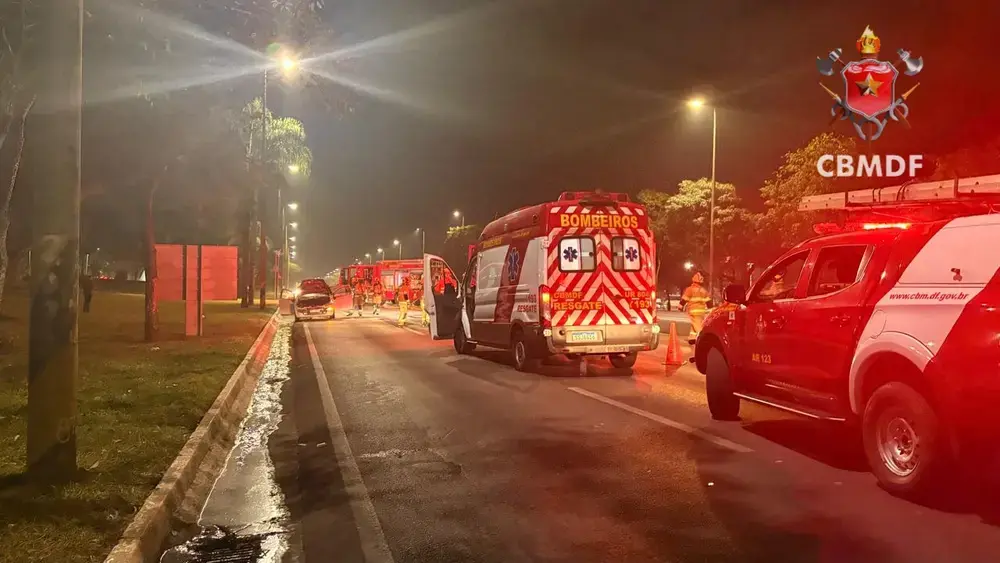 Fiat Punto pega fogo no Eixão Sul; trânsito desviado