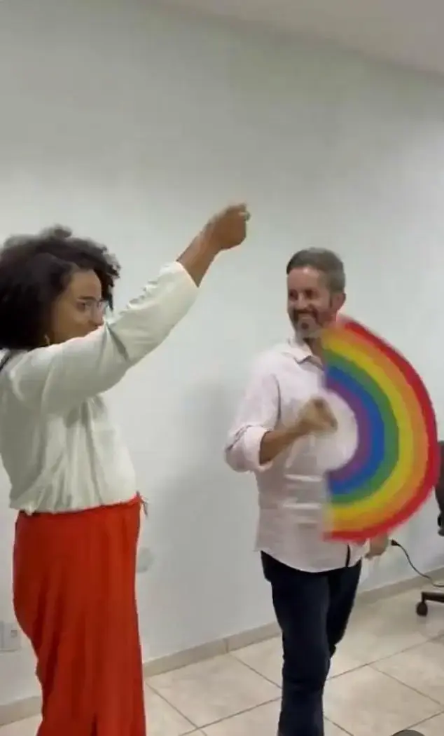 Leandro Grass aprende a bater leque com travesti em campanha