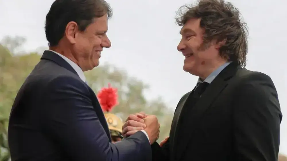 Milei evita pedir prisão de Lula em evento do PL