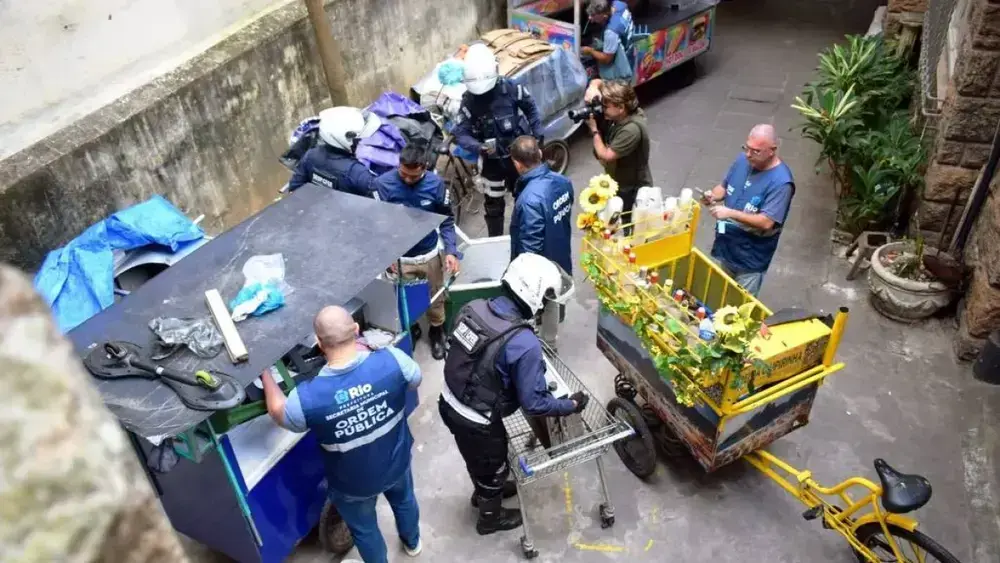 Prefeitura interdita depósitos ilegais em Copacabana e apreende 9 toneladas