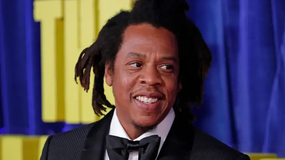 Rihanna sobe ao palco de Jay-Z e brinca: 'Estou enferrujada