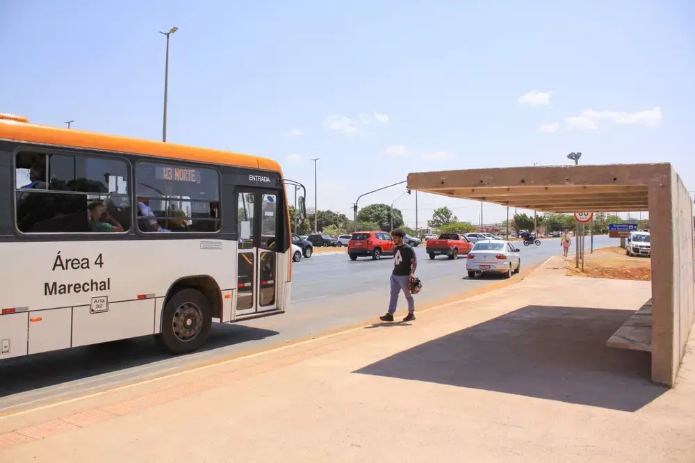 Roubos em ônibus do DF caem 52% em 2025